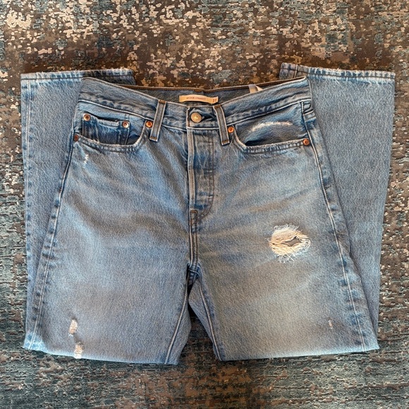 Levi's Women's Distressed Wedgie Straight Leg Light Wash Jeans Size 27 - Picture 3 of 15